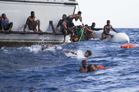 Migranti: naufragio, almeno 5 morti. Scontro Libia-ong