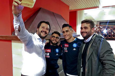 Calcio: Napoli;polemiche social per foto Insigne con Salvini