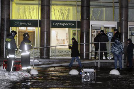 PAURA A SAN PIETROBURGO, SCOPPIA BOMBA IN UNO SHOPPING CENTER