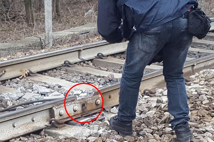 Treno deragliato:in foto il punto in cui la rotaia ha ceduto