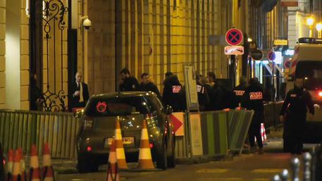 RAPINA DA FILM AL RITZ DI PARIGI, RUBATI MILIONI