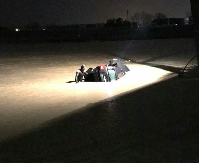 Incidenti stradali: auto in canale dopo scontro, 2 morti