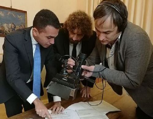 Elezioni/* Di Maio in banca con Le Iene: in 5 anni restituiti 370mila euro