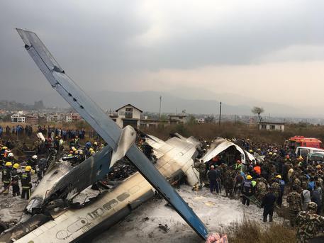 ++ Nepal:aereo in fiamme si schianta al suolo a Kathmandu ++