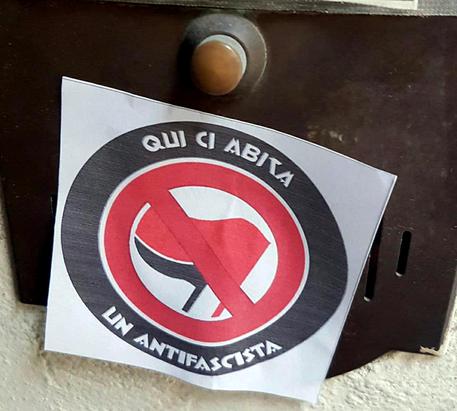 Pavia: adesivi sulle case degli antifascisti in stile estrema destra