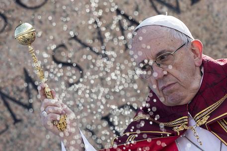 Pope Francis leads Palm Sunday Mass