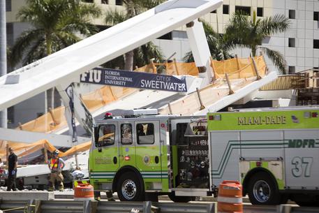 Crollo ponte a Miami: media, diversi morti