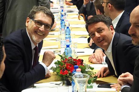 Elezioni: Casini in casa del Popolo, l’abbraccio con Renzi