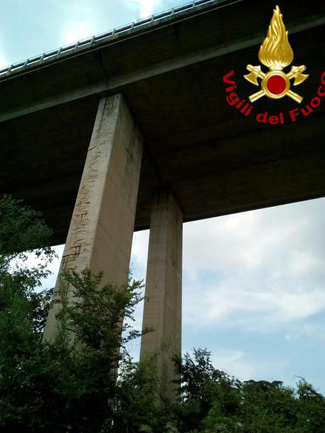 ++ Giù da cavalcavia: vittime gemelli, ipotesi suicidio ++