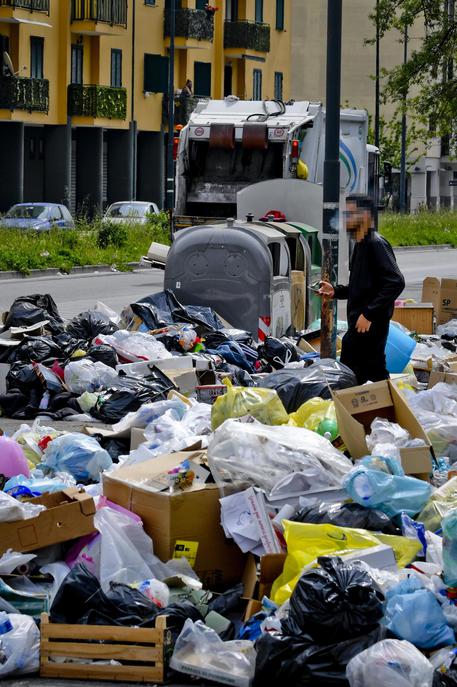 Rifiuti: Napoli; Stir pieni, ricompaiono cumuli in periferia