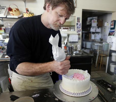 Usa:negò torta nozze gay, Corte suprema gli dà ragione