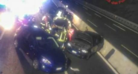 Ha incidente,scende da auto per salvare i figli,uccisa