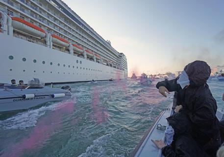 Militants of the committee “No Large Ships in the Lagoon”