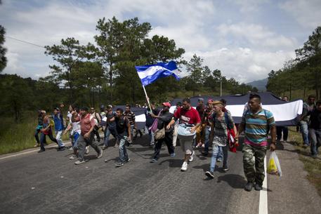 Honduras: migranti verso Usa entrano a forza in Guatemala