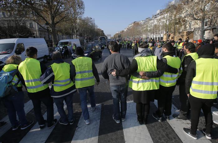 Gilet gialli a Parigi,chiusi a traffico Champs-Elysees