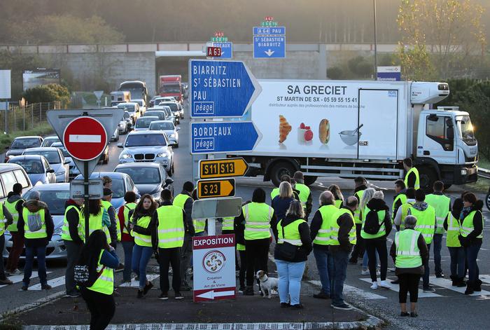 I gilet gialli bloccano la Francia, un morto al Sud