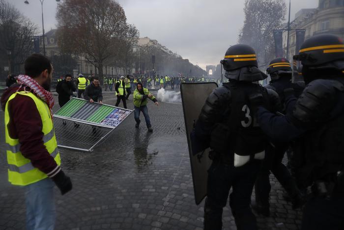 Gilet gialli: scontri e lacrimogeni a Champs-Elysees