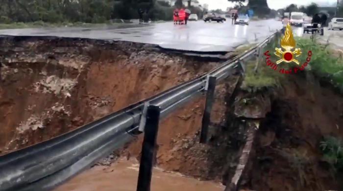 Maltempo: voragine al Circeo, si cerca una persona