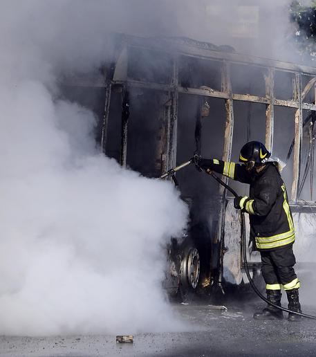 Bus in fiamme a Ciampino, nessun ferito
