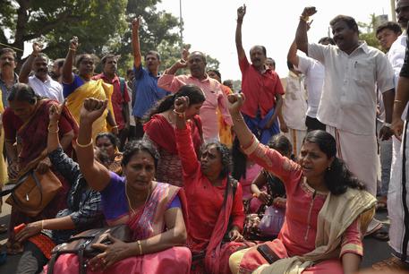 India: catena di 3mln di donne per entrare in tempio indù