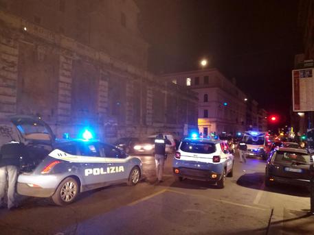 ++ Rissa tra tifosi in centro Roma, tre accoltellati ++
