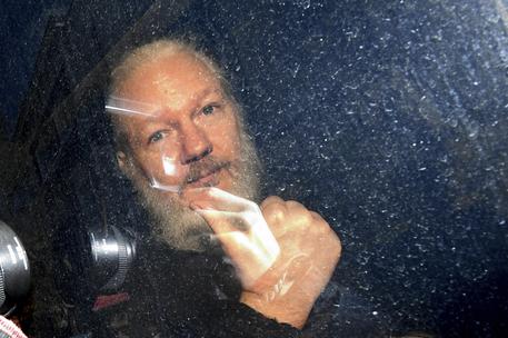 Assange dichiarato colpevole di violazione cauzione