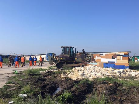 Migranti: ruspe abbattono case-baracche in ghetto a Foggia
