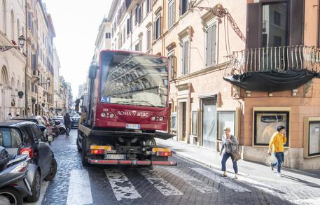 Bus in fiamme in centro Roma, chiusa strada