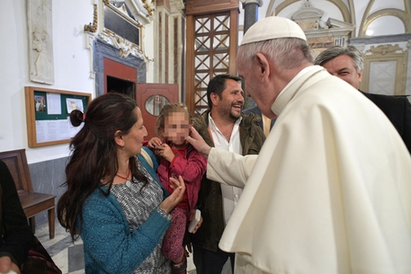 ++ Nomadi:Papa saluta famiglia Casal Bruciato in Laterano ++