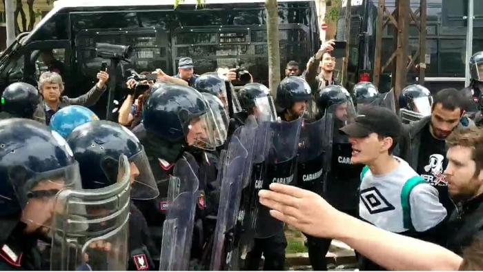 Lancio sassi e scontri a Modena in attesa di Salvini
