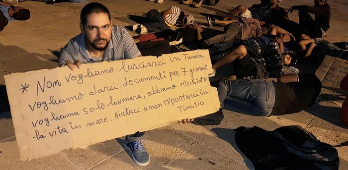 Migranti: ancora sbarchi a Lampedusa, tunisini protestano