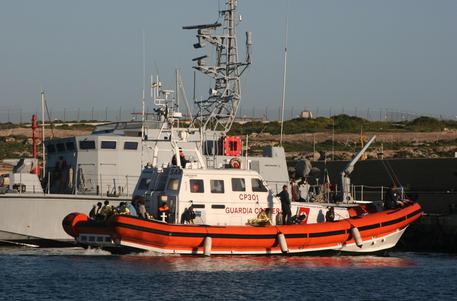 IMMIGRAZIONE: 19 DEI MIGRANTI SOCCORSI GIUNTI A LAMPEDUSA