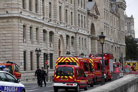 Man killed after attacking police with knife in Paris