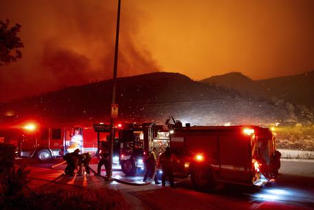 Maxi incendio a Los Angeles, decine di migliaia evacuati