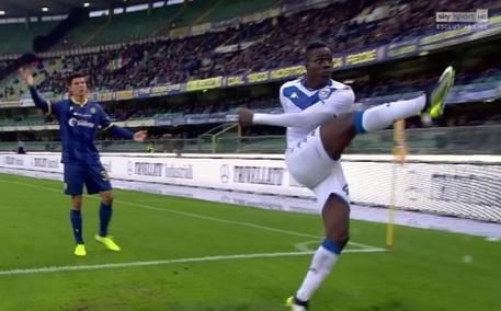 CALCIO: CORI RAZZISTI A VERONA,E BALOTELLI MINACCIA LASCIARE IL CAMPO / SPECIALE