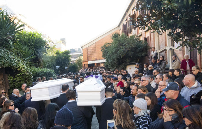 Morte investite: chiesa gremita per funerali Gaia e Camilla