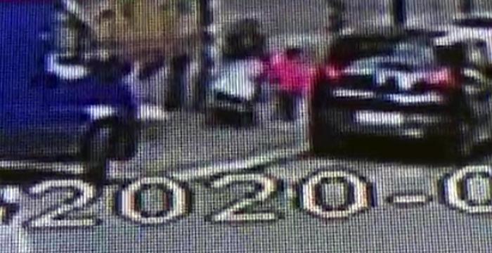 Abbandonato nella carrozzina in strada, si cerca la madre