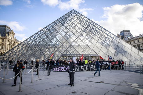 Louvre Museum closed because of a social demonstration in Paris