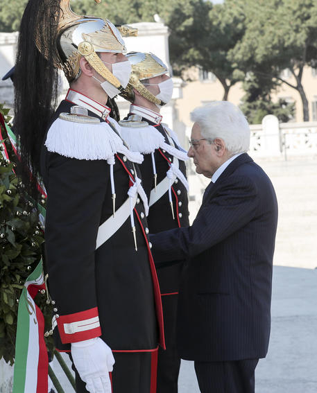 25 aprile: Mattarella all’altare della Patria da solo