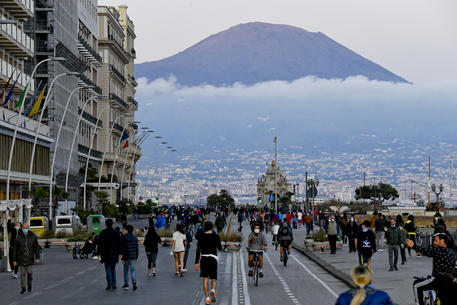 Coronavirus: Napoli, folla lungomare Caracciolo