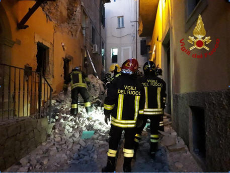Esplosione in palazzina: tre ferite, anche una bimba