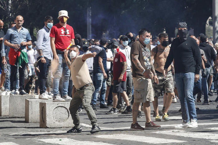 Neo-fascist groups, extremists and ultras clash with policemen