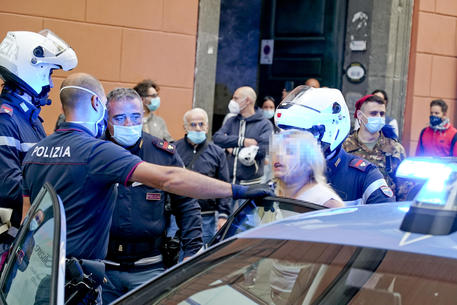 Covid: Napoli; rifiuta mascherina,f ermata da ps per resistenza