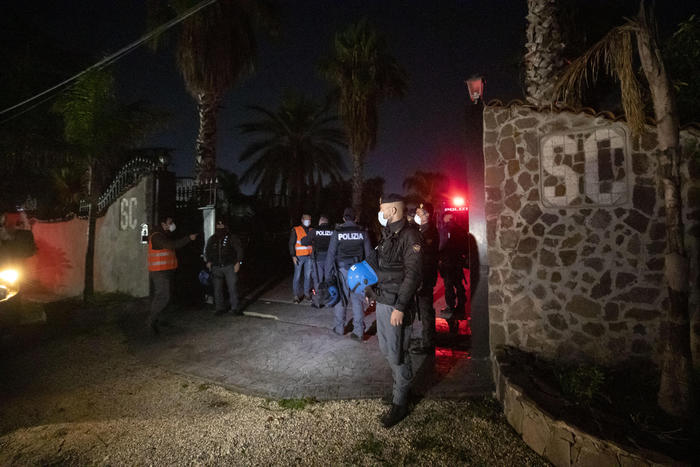 Casamonica: al via demolizione villette abusive a Roma