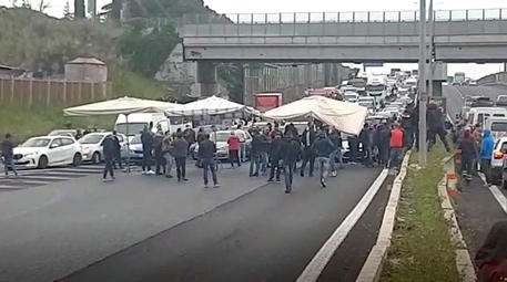 Ambulanti bloccano Grande raccordo anulare a Roma