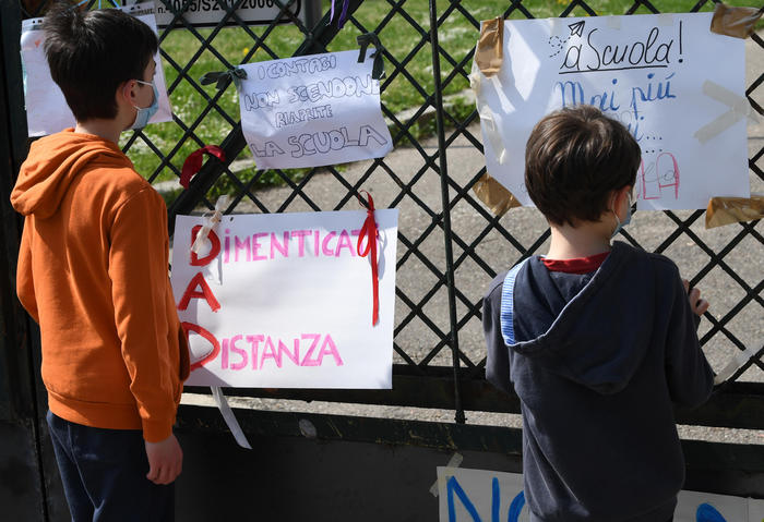 Scuola: manifestazione contro Dad a Milano