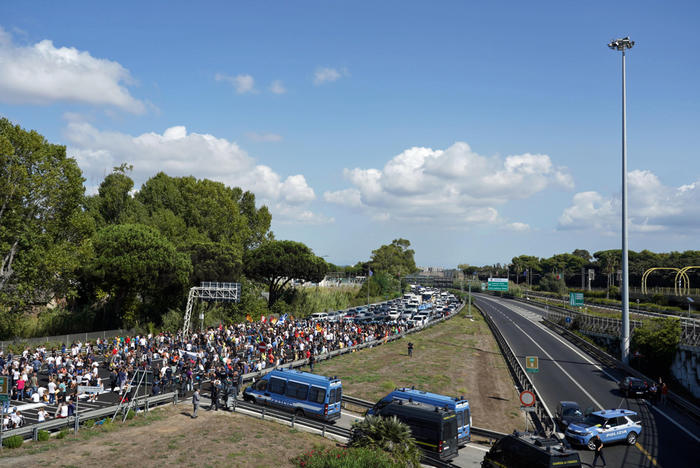 Alitalia: manifestanti bloccano autostrada Roma-Fiumicino
