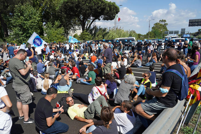 Alitalia: manifestanti bloccano autostrada Roma-Fiumicino
