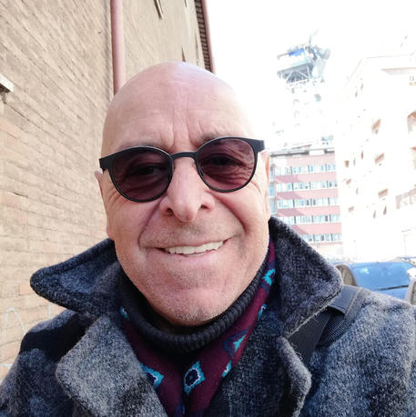 Regista tv trovato morto in casa, si indaga per omicidio