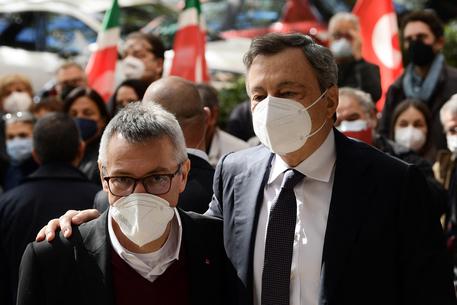 Draghi a sede nazionale Cgil,l’abbraccio con Landini